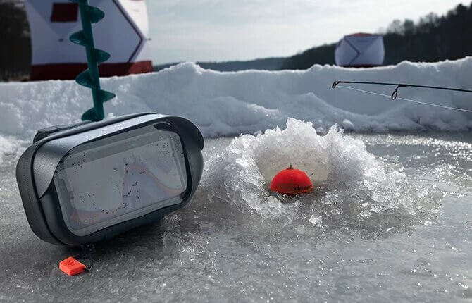 Телефон защищен и доступен для использования во время рыбалки на льду